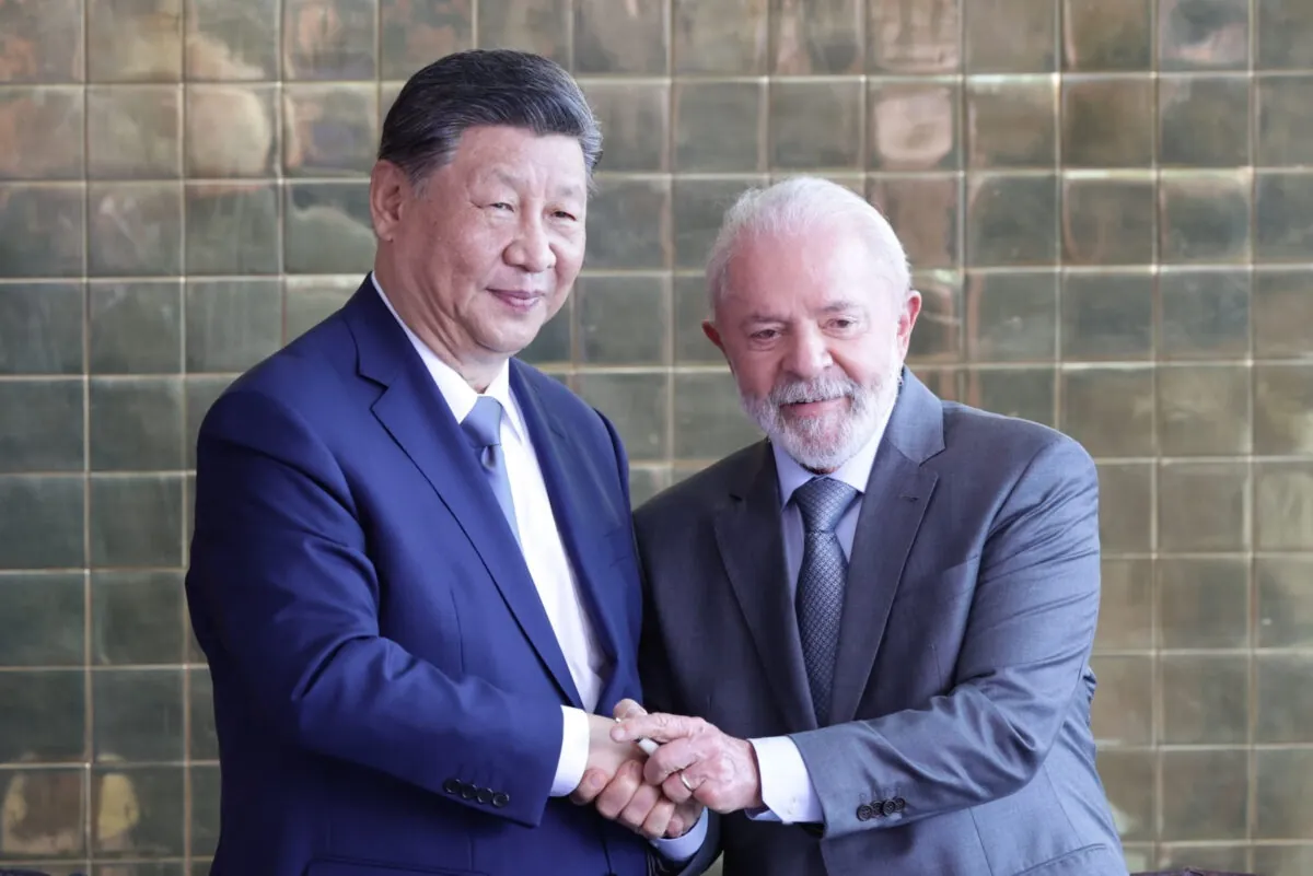 ACALENTANDO O 'CHORÃO' ALIADO - China sai em defesa do Brasil e diz que taxa de Trump é “intimidação”
